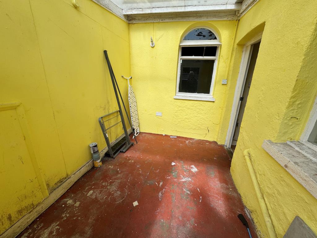 Lot: 121 - TWO-BEDROOM HOUSE FOR IMPROVEMENT - Lean -to